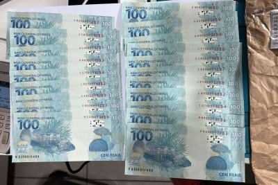 Todas as cédulas apreendidas são de R$ 100, totalizando aproximadamente 80 notas falsas -  (crédito: Divulgação/PF)