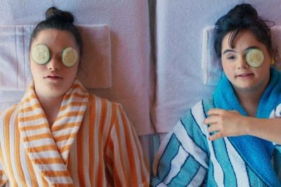 As amigas Fernanda (Rafa Fontanetti) e Letícia (Luiza Godoi) aproveitam a viagem para viver experiências diferentes da rotina no instituto em que vivem -  (crédito: H20filmes/Divulgação)
