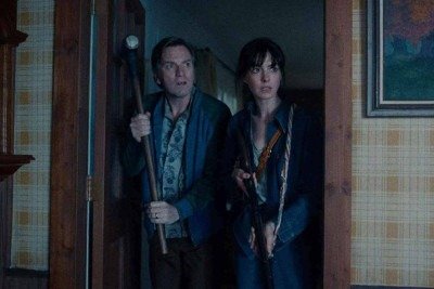 Ewan McGregor e Anne Hathaway vivem casal surpreendido por um evento cósmico que os transporta para local e era desconhecidos -  (crédito: Warner/Divulgação)