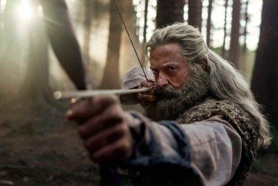 Na pele de Robin Hood, Hugh Jackman usa barba e longos cabelos brancos; ferido, ele assume a persona de outro homem
 -  (crédito: Imagem Filmes/Divulgação)