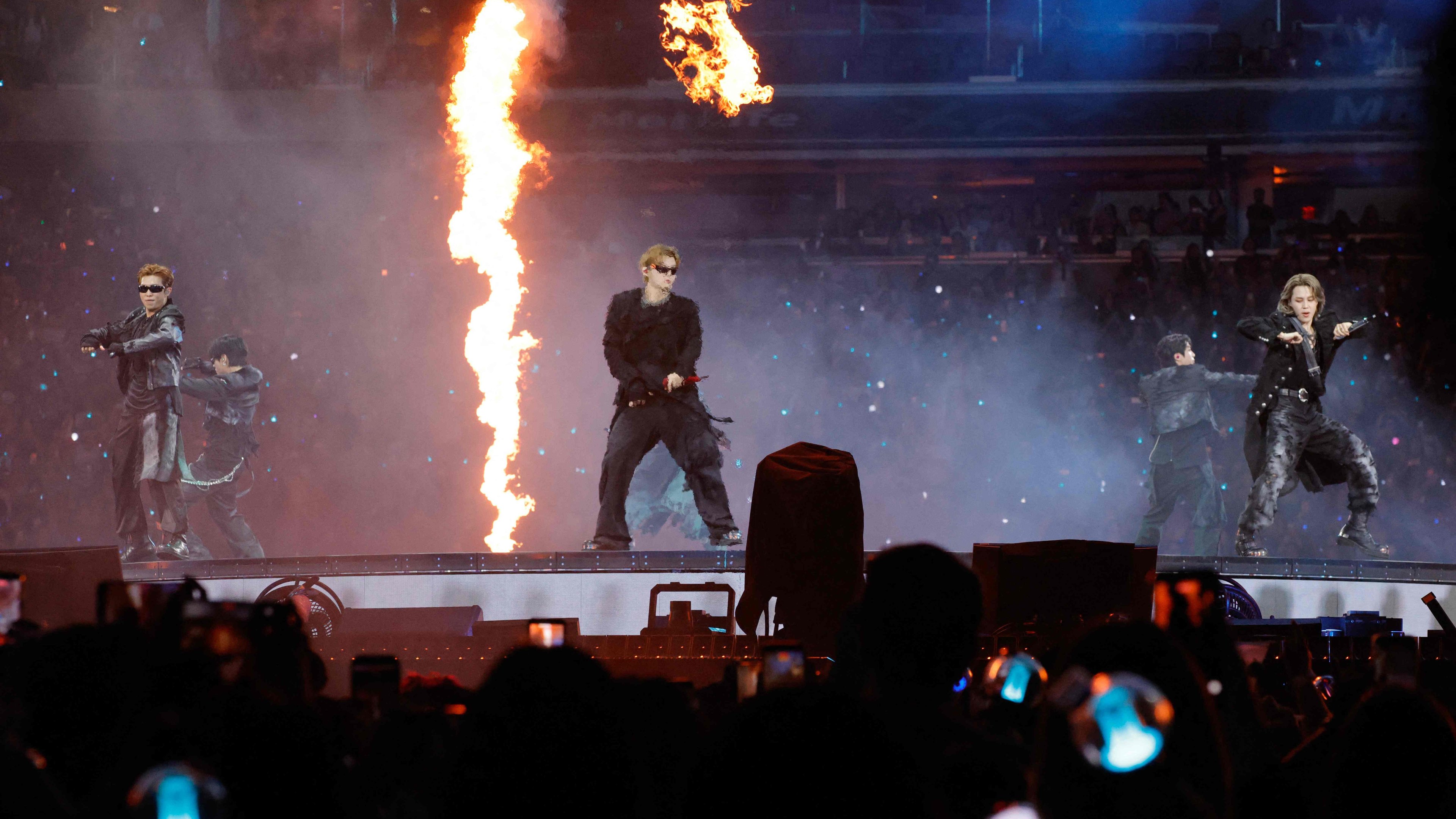 F&atilde;s do grupo BTS acompanham um dos shows da turn&ecirc; mundial, que chegar&aacute; ao Brasil com debate sobre a taxa de servi&ccedil;o dos ingressos -  (crédito: Leonardo MUNOZ / AFP)