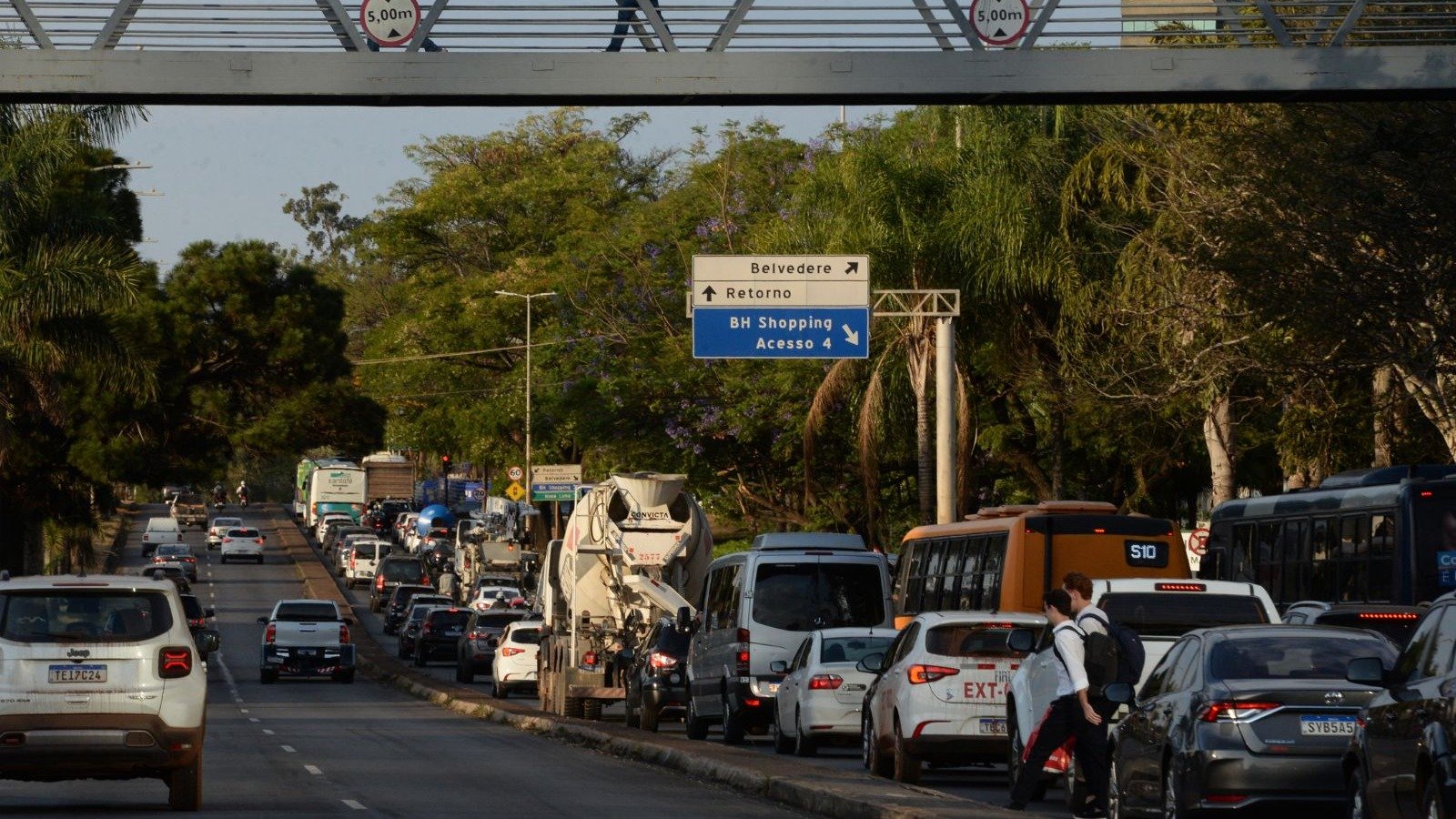 Congestionamento em via brasileira ilustra o cen&aacute;rio das rodovias estrat&eacute;gicas utilizadas para o tr&aacute;fico de drogas no pa&iacute;s. -  (crédito: Tulio Santos/EM/D.A.Press. )