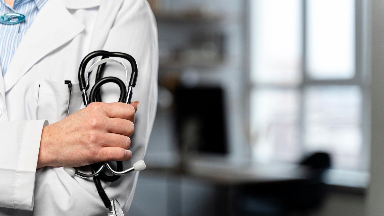 Esquema de diplomas falsos permite que pessoas sem qualifica&ccedil;&atilde;o atuem como m&eacute;dicos, colocando a sa&uacute;de em risco -  (crédito: Freepik)