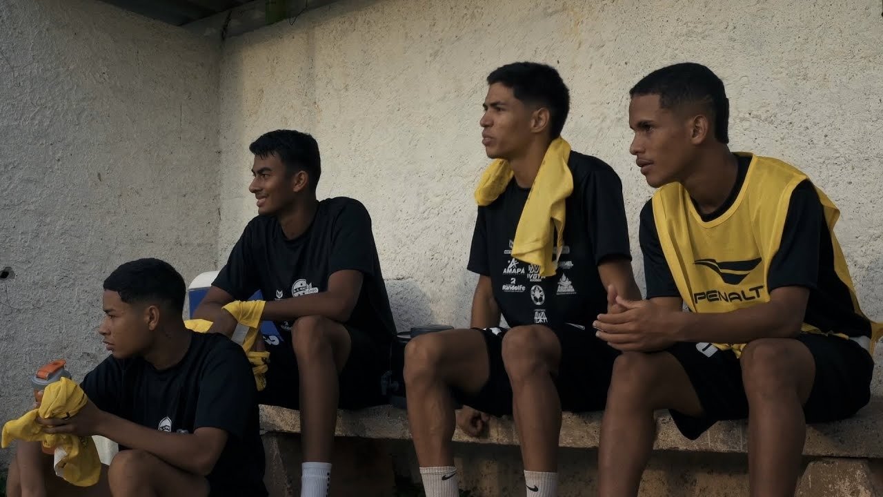 Jovens atletas retratados no document&aacute;rio 'Copinha' representam a luta por visibilidade do futebol amapaense -  (crédito: Reprodu&ccedil;&atilde;o / 'Copinha')