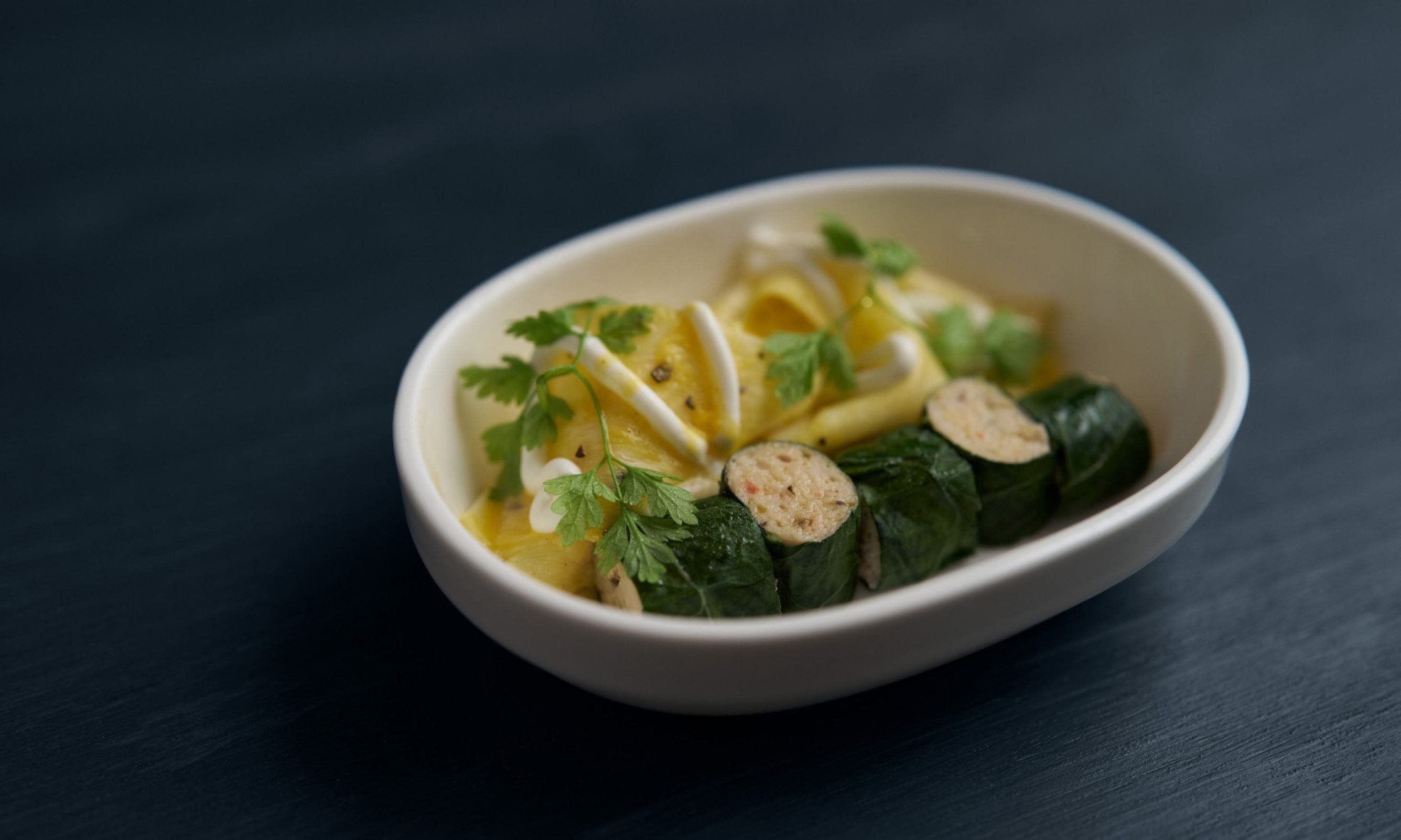Aperitivo: charuto de couve com mousse de camar&atilde;o, palmito-pupunha e molho c&iacute;trico de maracuj&aacute; 