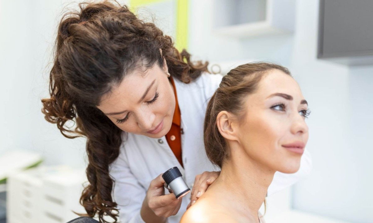 Dermatologista durante exame de pele com dermatoscópio; acompanhamento especializado ajuda na prevenção e no diagnóstico de doenças dermatológicas - (crédito: magnific)