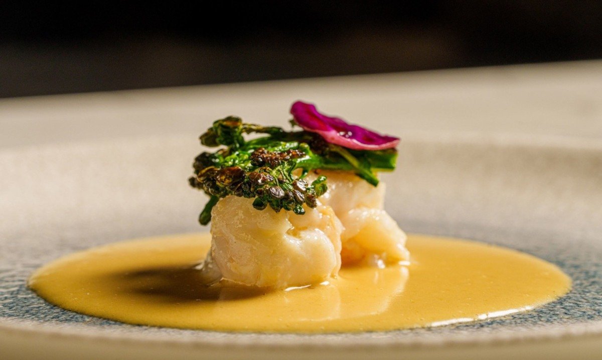 Cavaquinha, beurre blanc de ouri&ccedil;o, br&oacute;colis e repolho roxo do Oseille