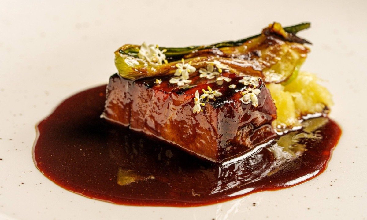 Copa lombo, bok choy e demi glace de kimchi do Oseille