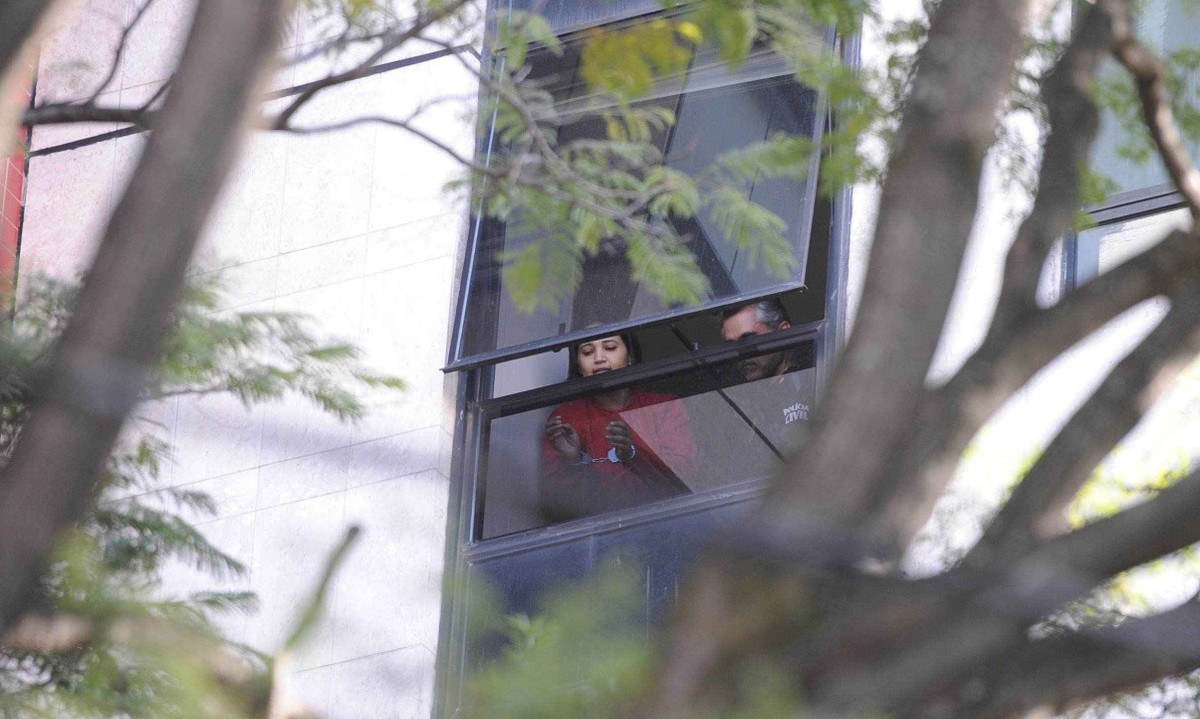 A diarista Paola Stefany Neto Cirino no apartamento em que o crime foi cometido, durante a reconstituição conduzida pela Polícia Civil no dia 8 de julho de 2026
- (crédito: Alexandre Guzanshe/EM/D.A Press)