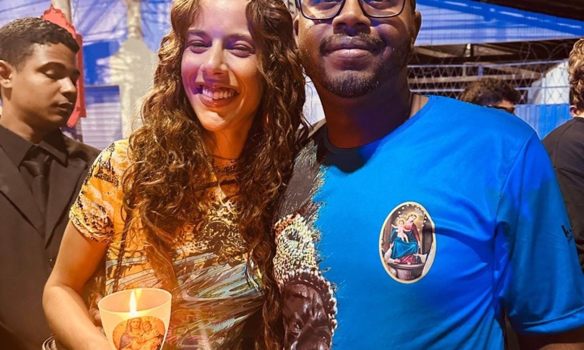 Cantora Marina Sena andou pelas ruas das Festas de Agosto e parou para tirar fotos com os fâs, um deles, Iuri, mestre do terno de catopês. - (crédito: redes sociais/divulgação)