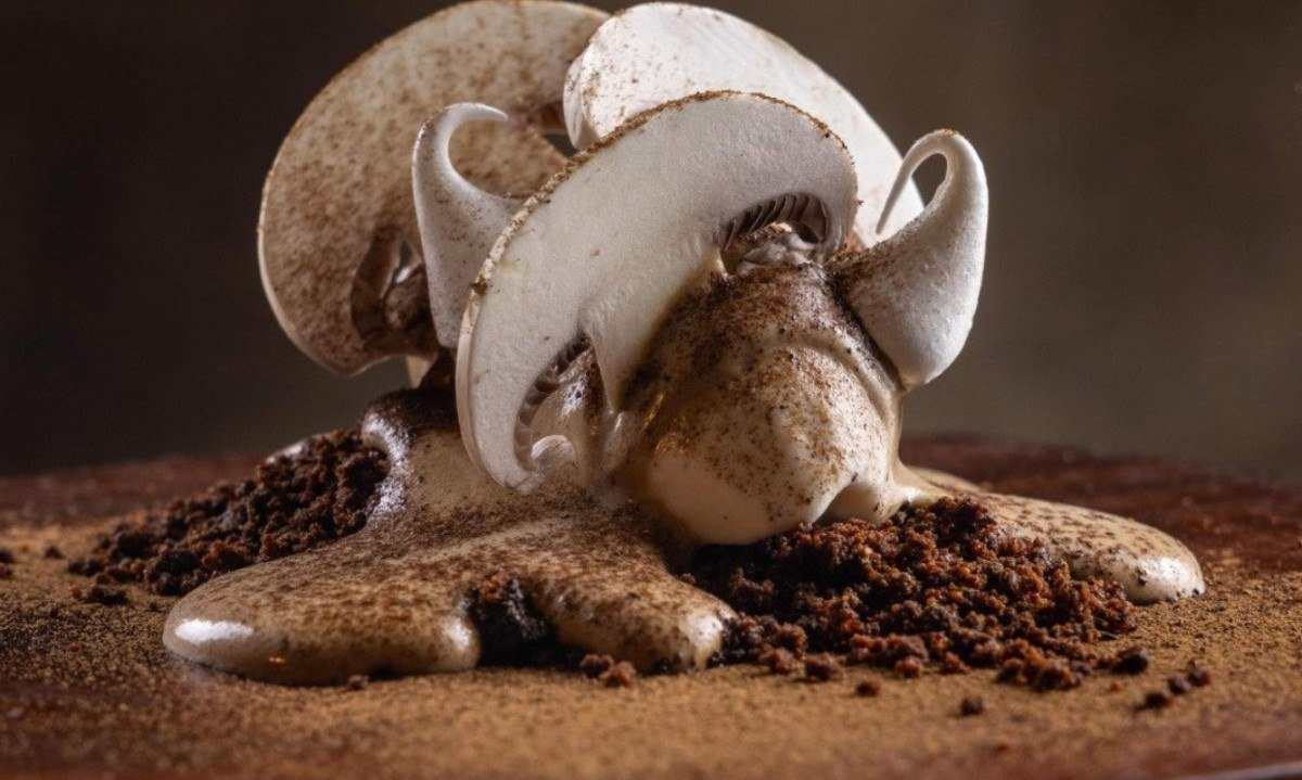 Sorvete de baunilha, champignon de Paris, suspiro, chantili de cogumelos e crumble chocolate cogumelos do Oseille