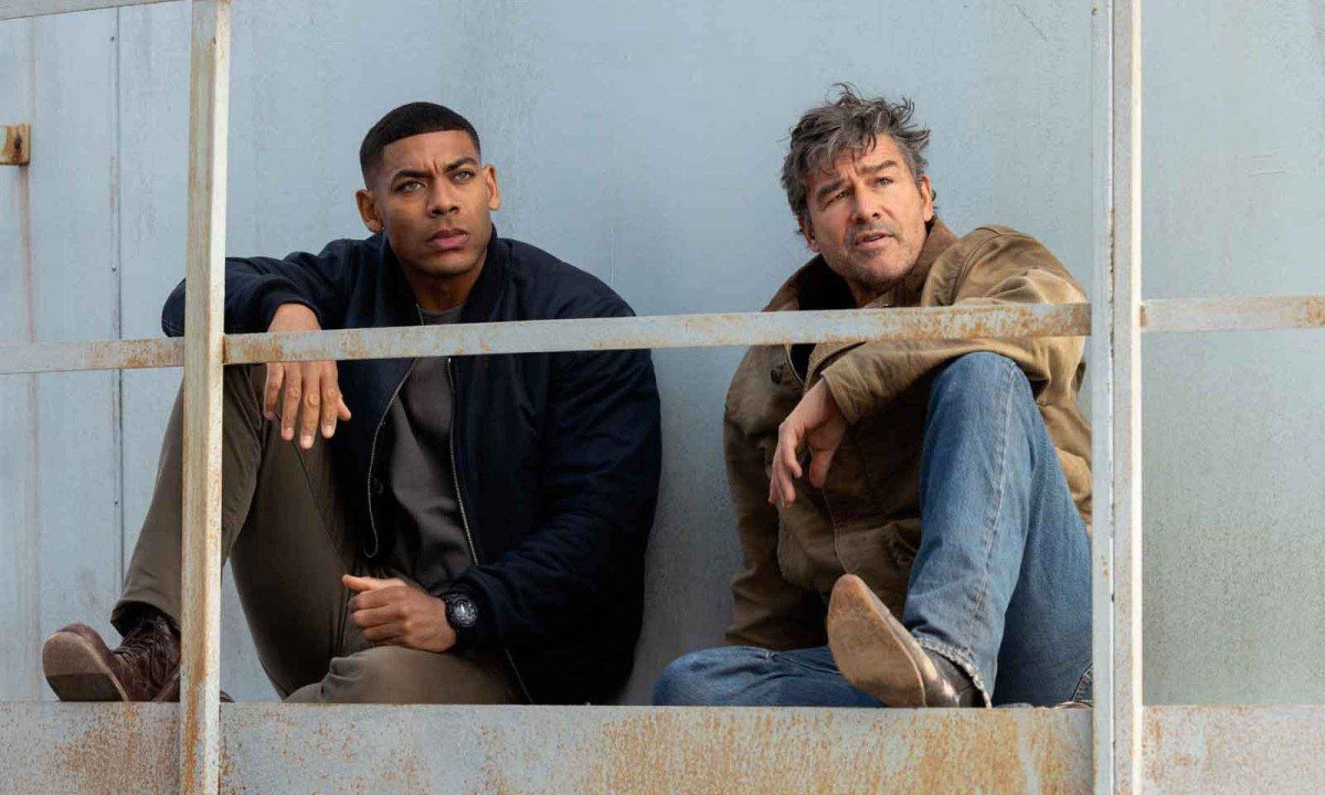 Aaron Pierre (John Stewart) e Kyle Chandler (Hal Jordan): recruta e mestre em 'Lanternas'
- (crédito: HBO/DIVULGAÇÃO)