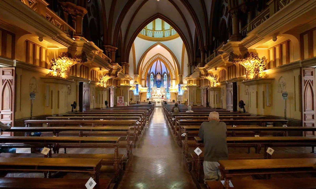 Interior do Santuário Arquidiocesano, que receberá fiéis também para recitação do terço no dia da padroeira da capital mineira - (crédito: Marcos Vieira/EM/D.A Press)