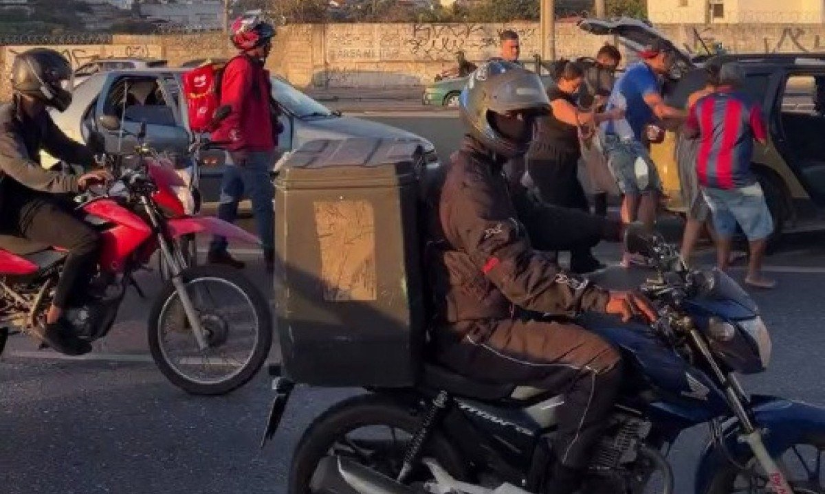 Motoboys abrem trânsito para salvar mulher em BH e PM ajuda em seguida - (crédito: Redes sociais/ @tarciano_motoboy)