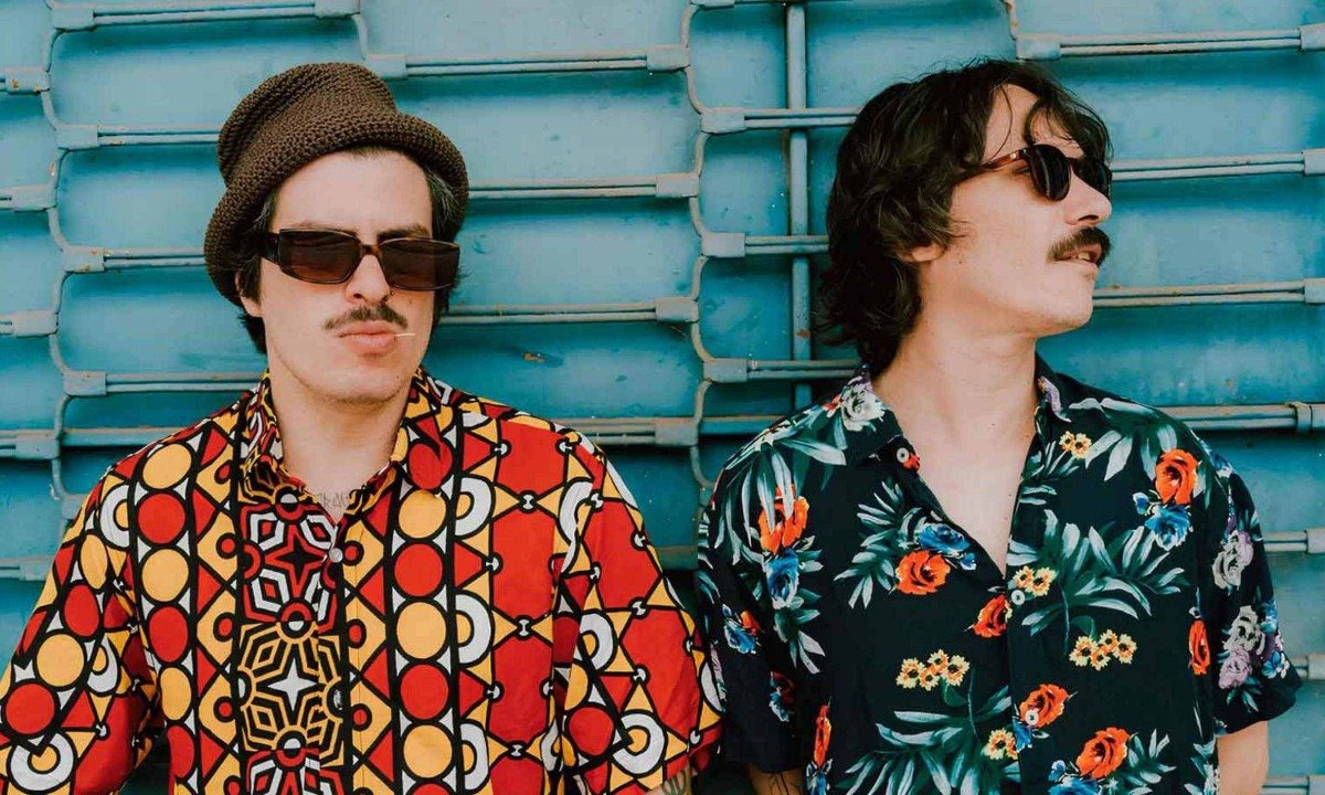 A dupla Lambada da Serpente mistura ritmos latinos, nordestinos e amazônicos à música eletrônica e ao pop dos anos 90 -  (crédito: Marcus Bonham/Divulgação)