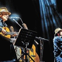 Almir Sater e o filho Gabriel dividem o palco e o microfone no Arena Hall