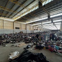 Roupas doadas nas enchentes se acumulam em galpão de Ubá - Reprodução/Soninha da Policlínica 