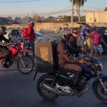 Vídeo: motoboys abrem caminho no trânsito para mulher em emergência médica - Redes sociais/ @tarciano_motoboy