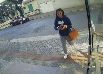 Paola Stefany Neto Cirino, de 30 anos, chegando ao pr&eacute;dio onde os dois idosos moravam, no dia do crime -  (crédito: Reprodu&ccedil;&atilde;o)