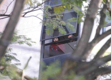 A diarista Paola Stefany Neto Cirino no apartamento em que o crime foi cometido,  durante a reconstitui&ccedil;&atilde;o conduzida pela Pol&iacute;cia Civil no dia 8 de julho de 2026
       -  (crédito: Alexandre Guzanshe/EM/D.A Press)
