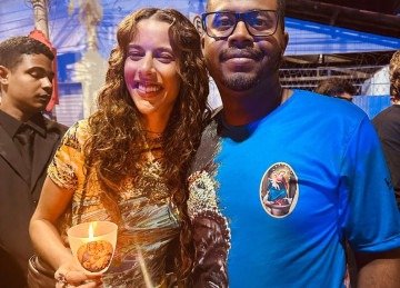 Cantora Marina Sena andou pelas ruas das Festas de Agosto e parou para tirar fotos  com os fâs, um deles, Iuri, mestre do terno de catopês. -  (crédito: redes sociais/divulgação)