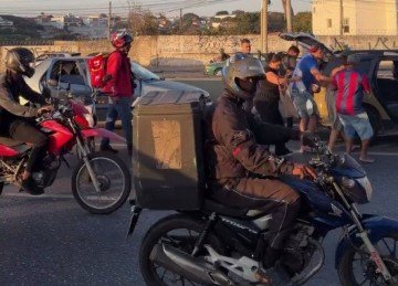 Motoboys abrem trânsito para salvar mulher em BH e PM ajuda em seguida -  (crédito: Redes sociais/ @tarciano_motoboy)