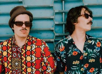 A dupla Lambada da Serpente mistura ritmos latinos, nordestinos e amazônicos à música eletrônica e ao pop dos anos 90 -  (crédito: Marcus Bonham/Divulgação)