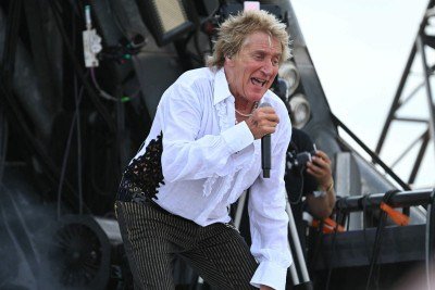 Rod Stewart, que recentemente passou por cirurgia card&iacute;aca, suspendeu shows de sua turn&ecirc; para se recuperar -  (crédito: AFP)