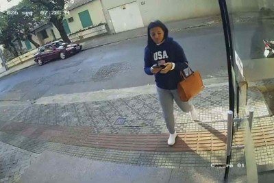 Paola Stefany Neto Cirino, de 30 anos, chegando ao pr&eacute;dio onde os dois idosos moravam, no dia do crime -  (crédito: Reprodu&ccedil;&atilde;o)