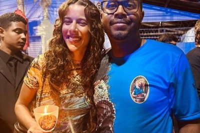 Cantora Marina Sena andou pelas ruas das Festas de Agosto e parou para tirar fotos  com os fâs, um deles, Iuri, mestre do terno de catopês. -  (crédito: redes sociais/divulgação)