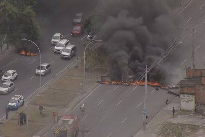 Criança foi atingida por estilhaço de tiroteio na Favela do Metrô, na Mangueira, no Rio de Janeiro -  (crédito: Reprodução/TV Globo)