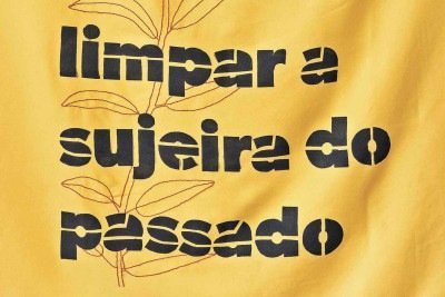 Detalhe de bandeira da série 'Toda empregada doméstica tem um pouco de Dandara' -  (crédito: Dayane Tropicaos/divulgação)