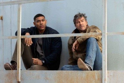 Aaron Pierre (John Stewart) e Kyle Chandler (Hal Jordan): recruta e mestre em 'Lanternas'
 -  (crédito: HBO/DIVULGA&Ccedil;&Atilde;O)