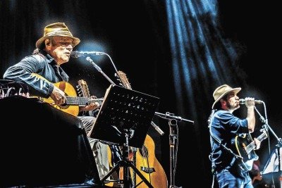 Almir e Gabriel Sater revelam, no palco, admira&ccedil;&atilde;o m&uacute;tua e o encontro de gera&ccedil;&otilde;es que ser&aacute; apresentado em 60 shows no Brasil e nos EUA -  (crédito: Renato Pagliacci/Divulga&ccedil;&atilde;o)