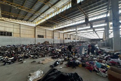 O local está repleto de roupas empilhadas, sacos fechados e peças espalhadas pelo chão -  (crédito: Reprodução/Soninha da Policlínica )