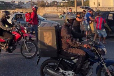Motoboys abrem trânsito para salvar mulher em BH e PM ajuda em seguida -  (crédito: Redes sociais/ @tarciano_motoboy)