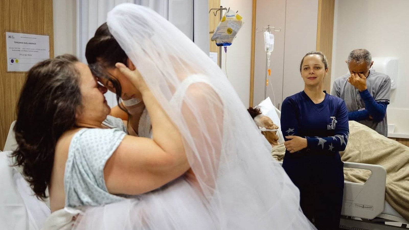A noiva Katiuscia emociona a m&atilde;e, Terezinha, com uma visita surpresa no hospital durante seu casamento -  (crédito: Maykol Nack Fot&oacute;grafo)