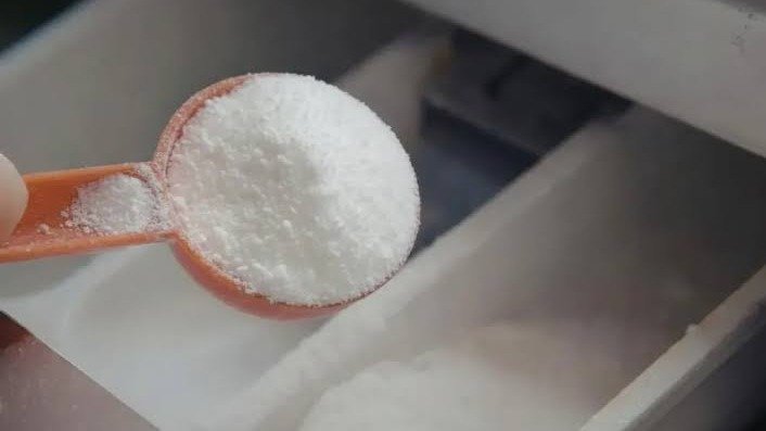 O percarbonato de s&oacute;dio, um composto qu&iacute;mico em p&oacute;, &eacute; utilizado como alvejante e removedor de manchas, mas exige cuidados no manuseio -  (crédito: Reprodu&ccedil;&atilde;o)