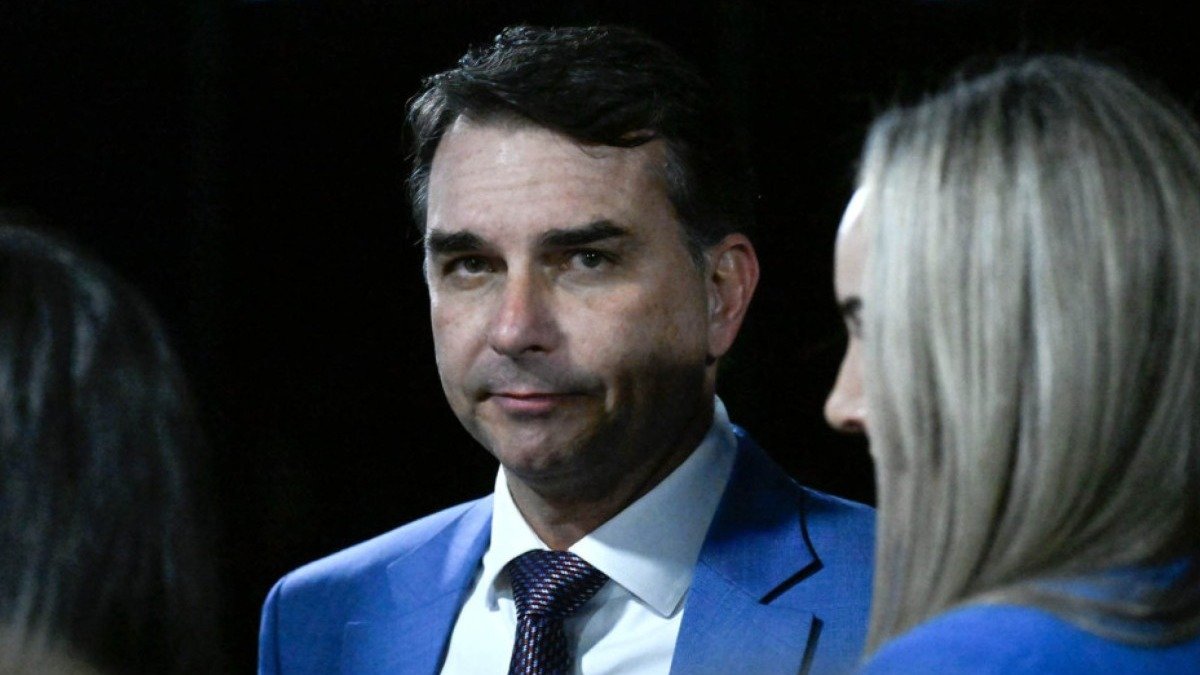 Fl&aacute;vio Bolsonaro em meio &agrave; investiga&ccedil;&atilde;o da Pol&iacute;cia Federal sobre a filia&ccedil;&atilde;o indevida que barrou sua candidatura -  (crédito: Carlos Moura/Ag&ecirc;ncia Senado)