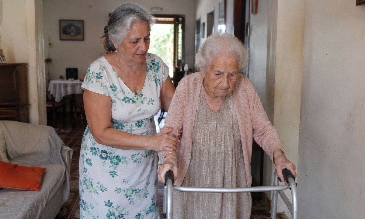 Filhos idosos enfrentam desafios ao cuidar de pais superidos - (crédito: DINO)