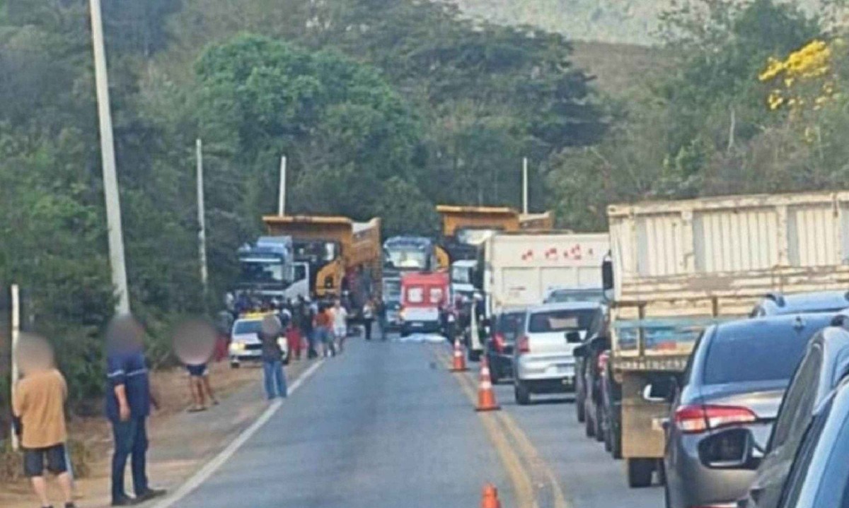 Trânsito chegou a ficar interrompido nos dois sentidos da rodovia - (crédito: Redes Sociais/Reprodução)