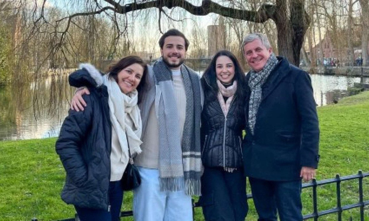 Marcos Vieira (à direita) com a esposa Jaqueliny (à esquerda) e os filhos Henrique e Lara - (crédito: Arquivo pessoal)