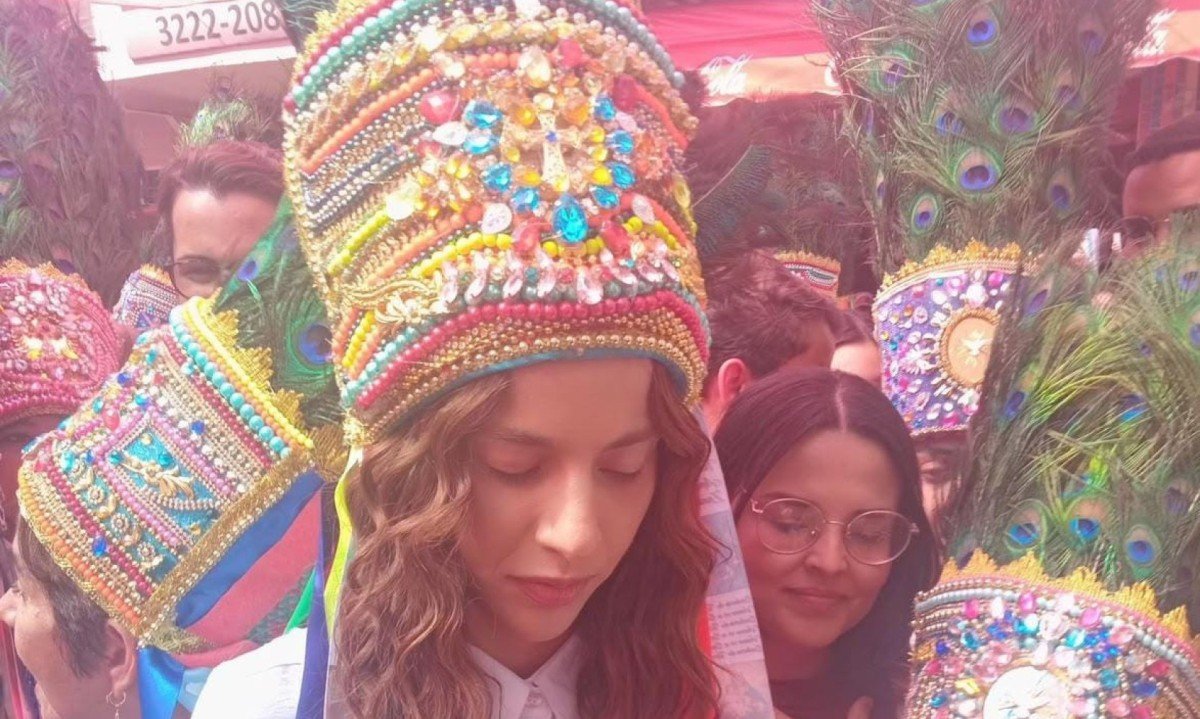 Marina Sena usou roupa branca e penacho de penas, com fitas na cabeça, mesma vestimenta dos catopês - (crédito: reproduçao/redes sociais)