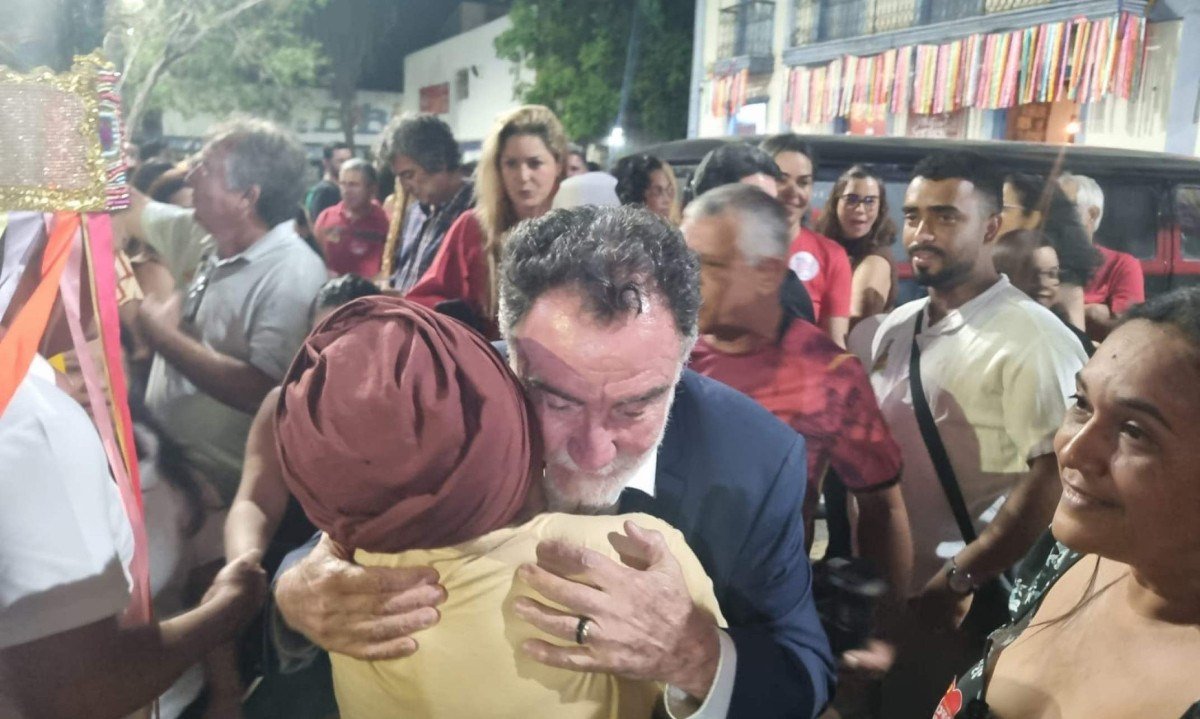Candidato a governador, deputado federal Patrus Ananias abraça eleitora nas Festas de Agosto em Montes Claros - (crédito: Luiz Ribeiro/DA Press)