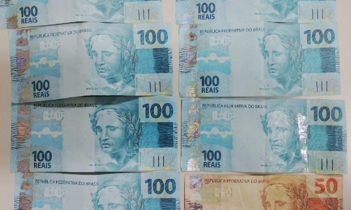 Comerciante desconfiou de notas falsas e casal acabou preso em Minas - (crédito: PF/Reprodução)