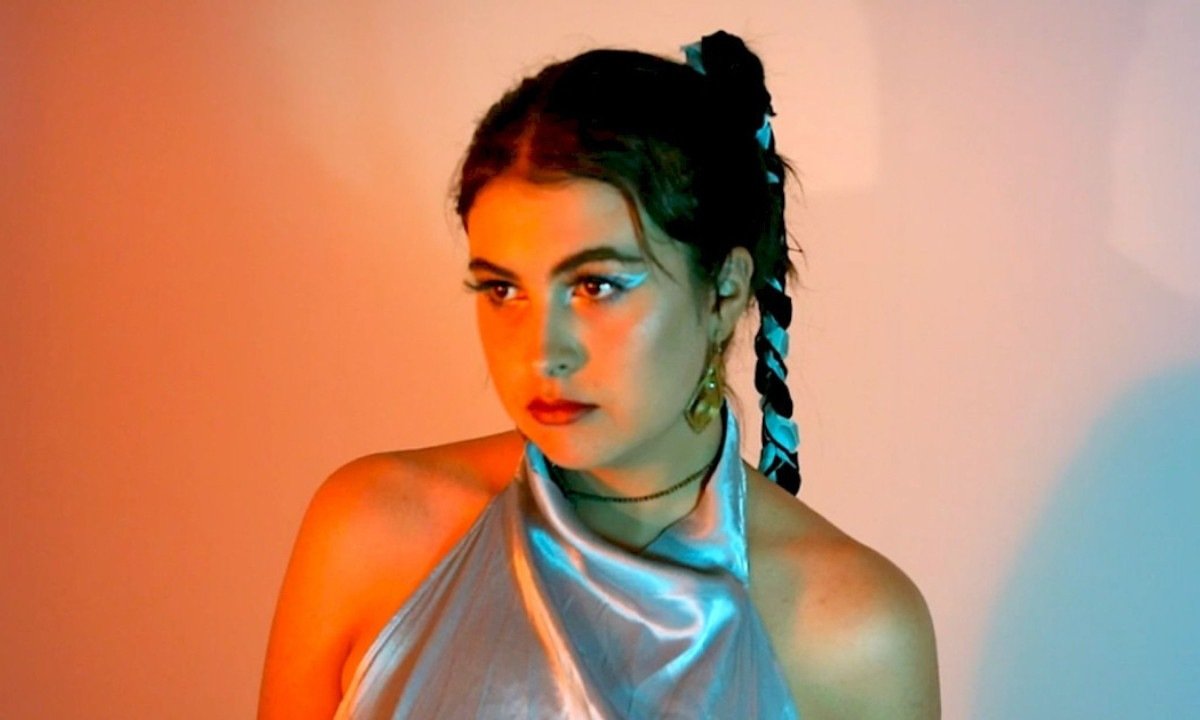 Zoé Hammer cruza soul, rap e psicodelia na estreia 