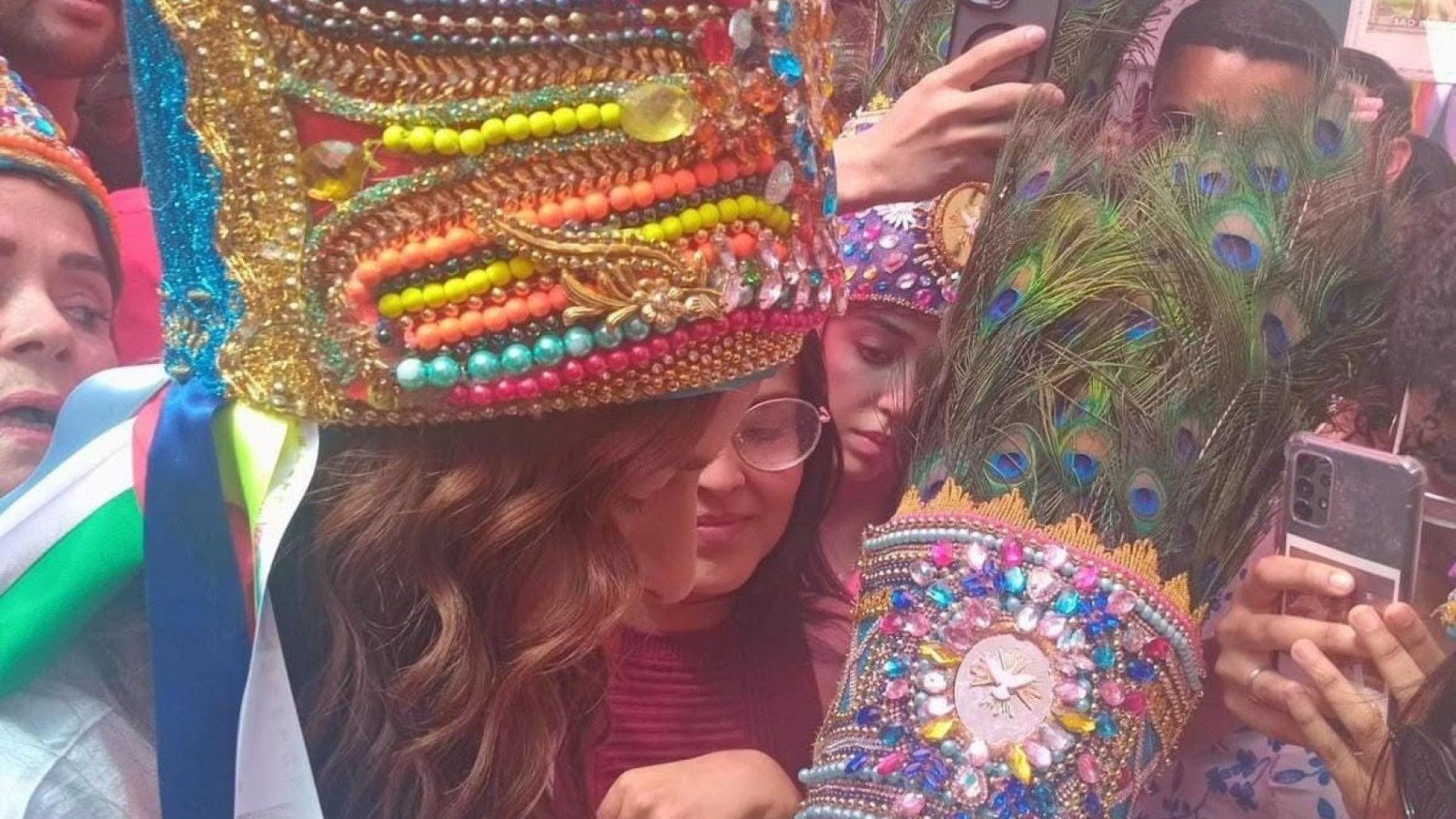 Marina Sena d&aacute; aut&oacute;grafo a f&atilde; durante desfile de festa folcl&oacute;rica em Montes Claros