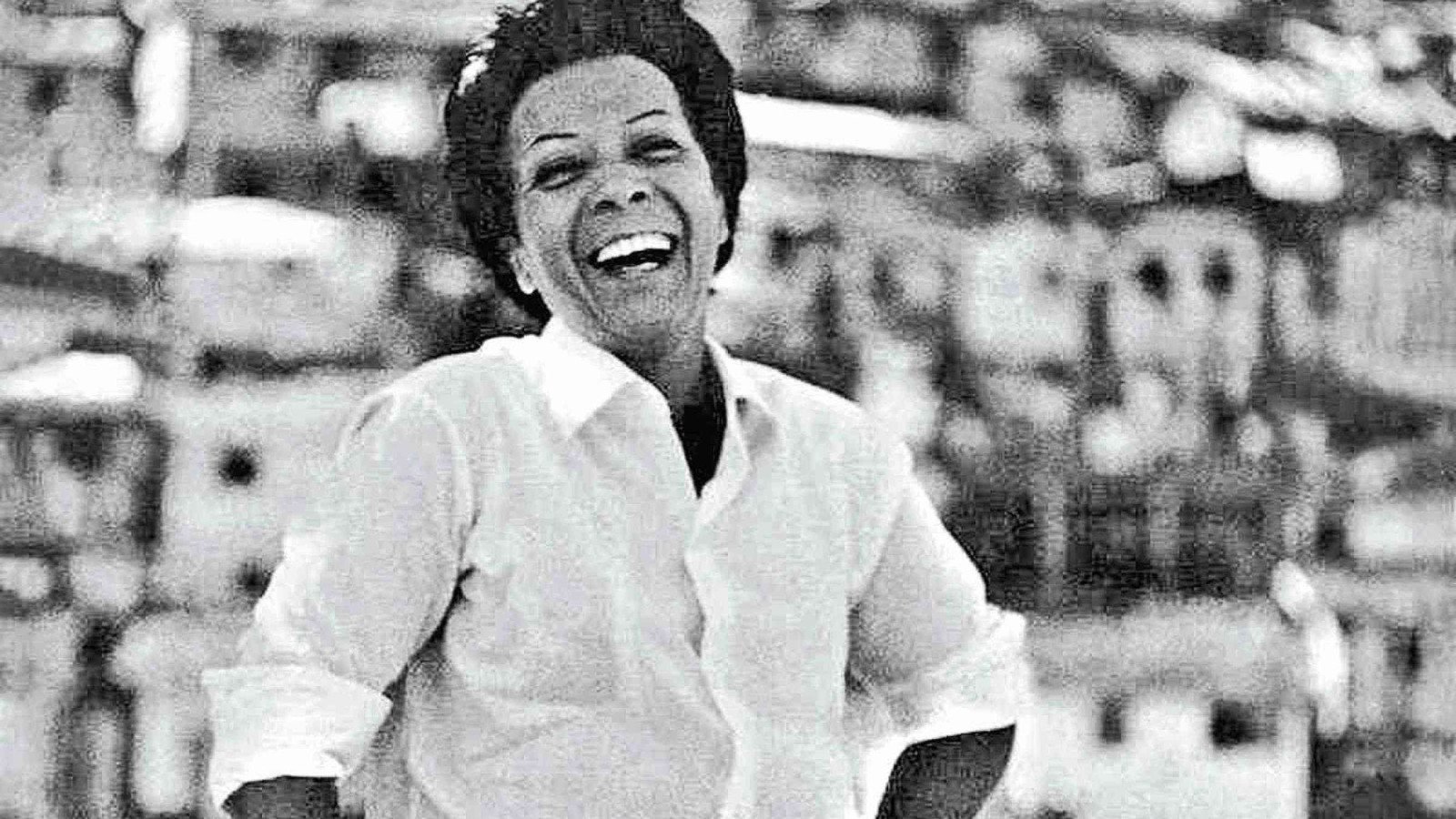 Elizeth Cardoso sorri, com a favela ao fundo, na capa do disco Falou e disse, lan&ccedil;ado em 1970