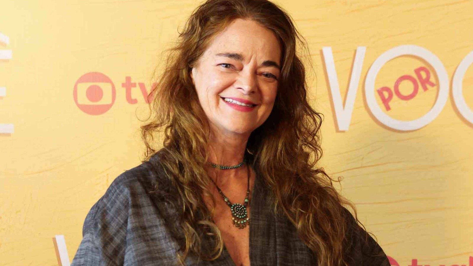 In&ecirc;s Peixoto olha para a c&acirc;mera
