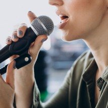 Como se muda de voz? Saiba como funciona a cirurgia - senivpetro/magnific